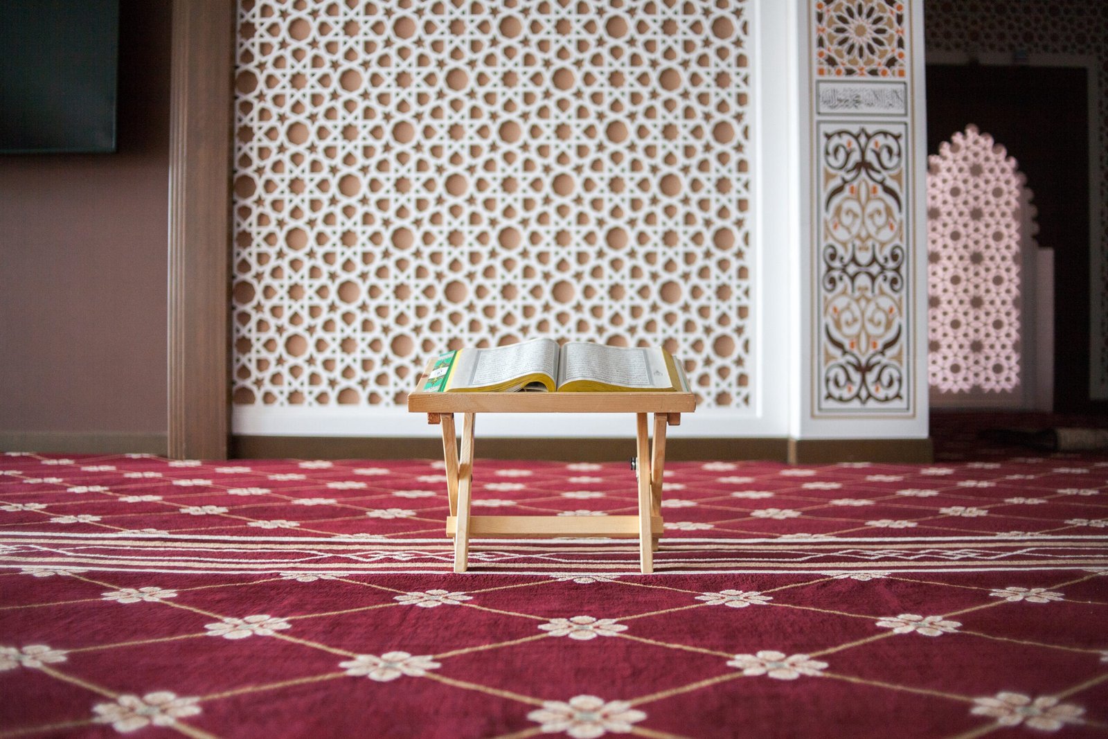 berperilaku baik menurut islam, akhlak islami, kabar masjid, karpet masjid, edukasi islam